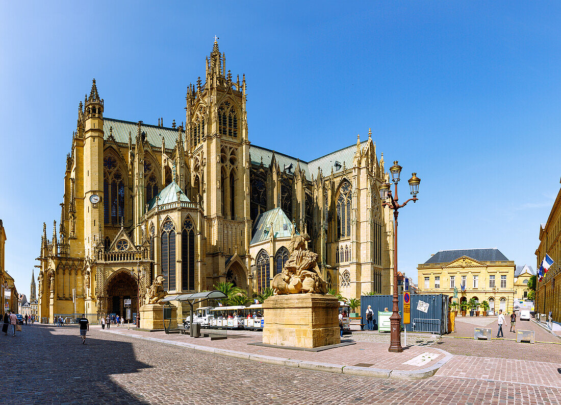  Place d&#39;Armes and Cathédrale Saint-Étienne (Saint-Etienne Cathedral) in Metz in the Moselle department in the Grand Est region of France 