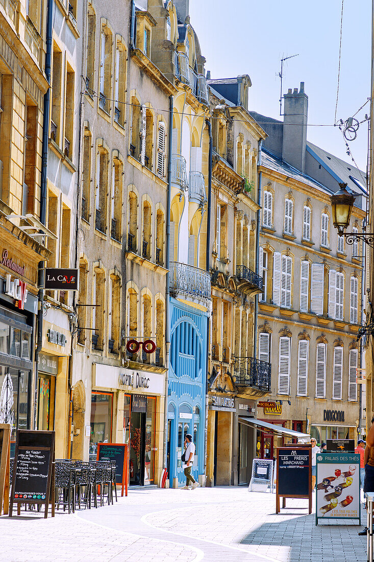 Fassaden an der Rue Ladoucette zum Place Saint-Jacques in Metz im Département Moselle in der Region Grand Est in Frankreich