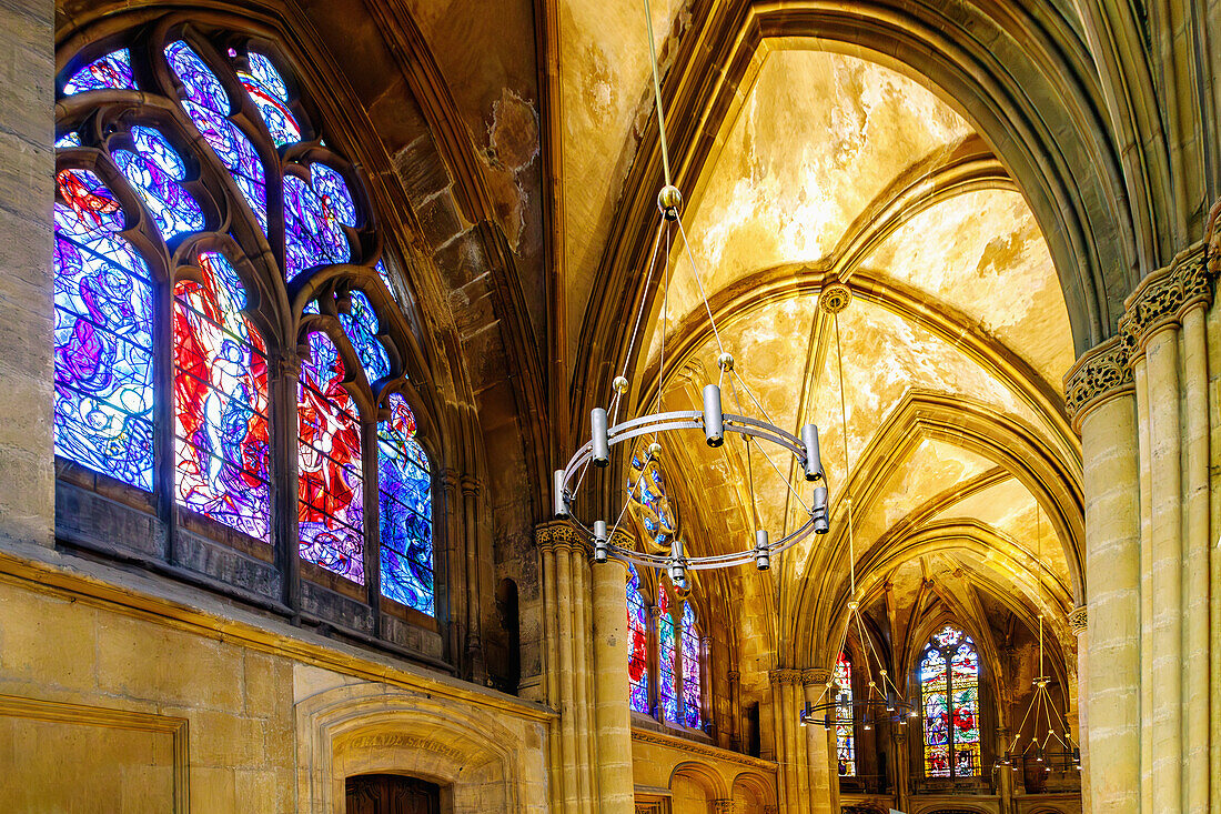 Seitenschiff mit Glasfenstern von Marc Chagall in der Cathédrale Saint-Étienne (Kathedrale Saint-Etienne) in Metz im Département Moselle in der Region Grand Est in Frankreich