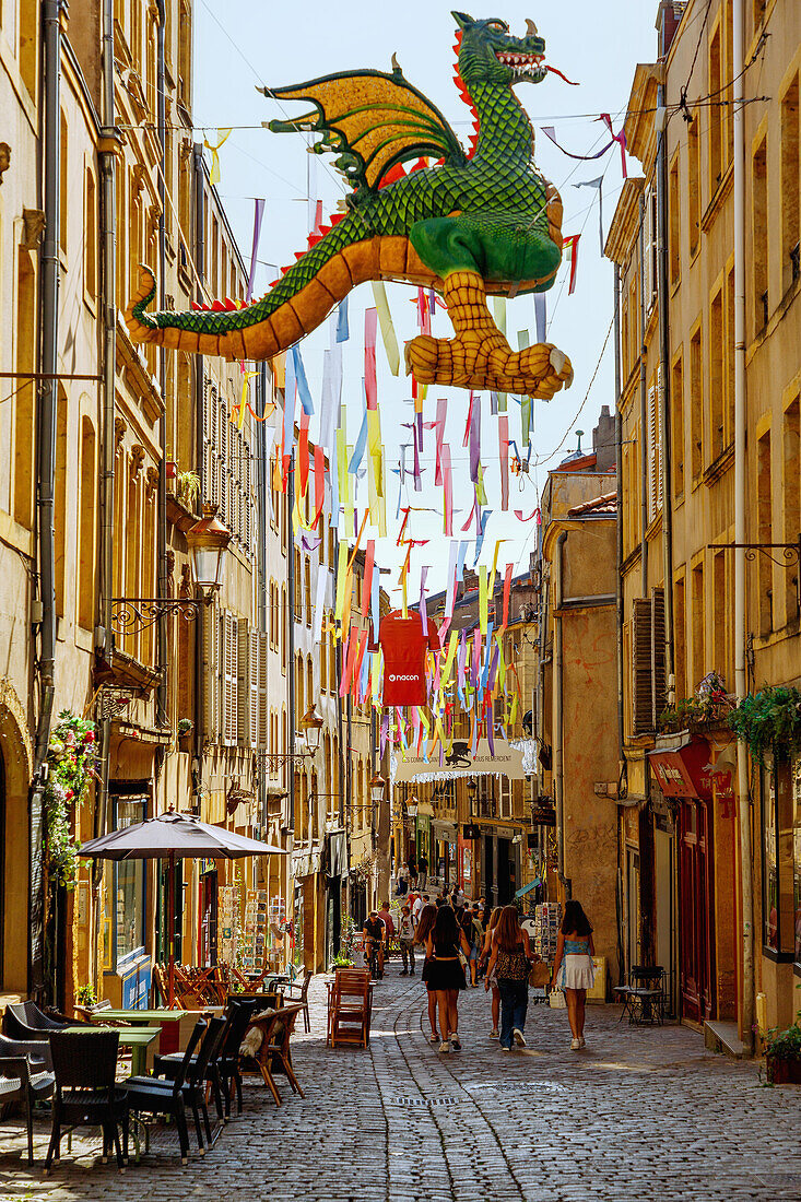 Mit bunten Farbstreifen und legendäre Drachenfigur Graoully (Grauli) geschmückte Altstadtstraße Rue Taison zum Colline Sainte-Croix in Metz im Département Moselle in der Region Grand Est in Frankreich