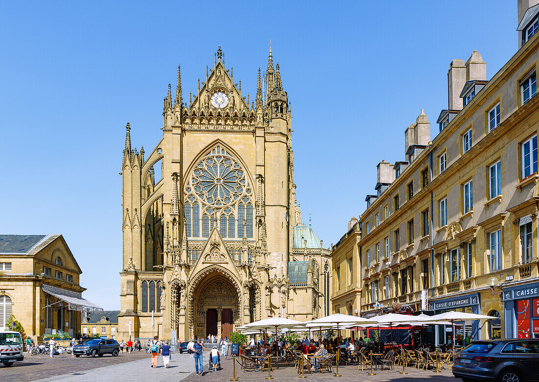  Place Jean-Paul II with cafés and view of Marché Couvert and Cathédrale Saint-Étienne (Saint-Etienne Cathedral) in Metz in the Moselle department in the Grand Est region of France 