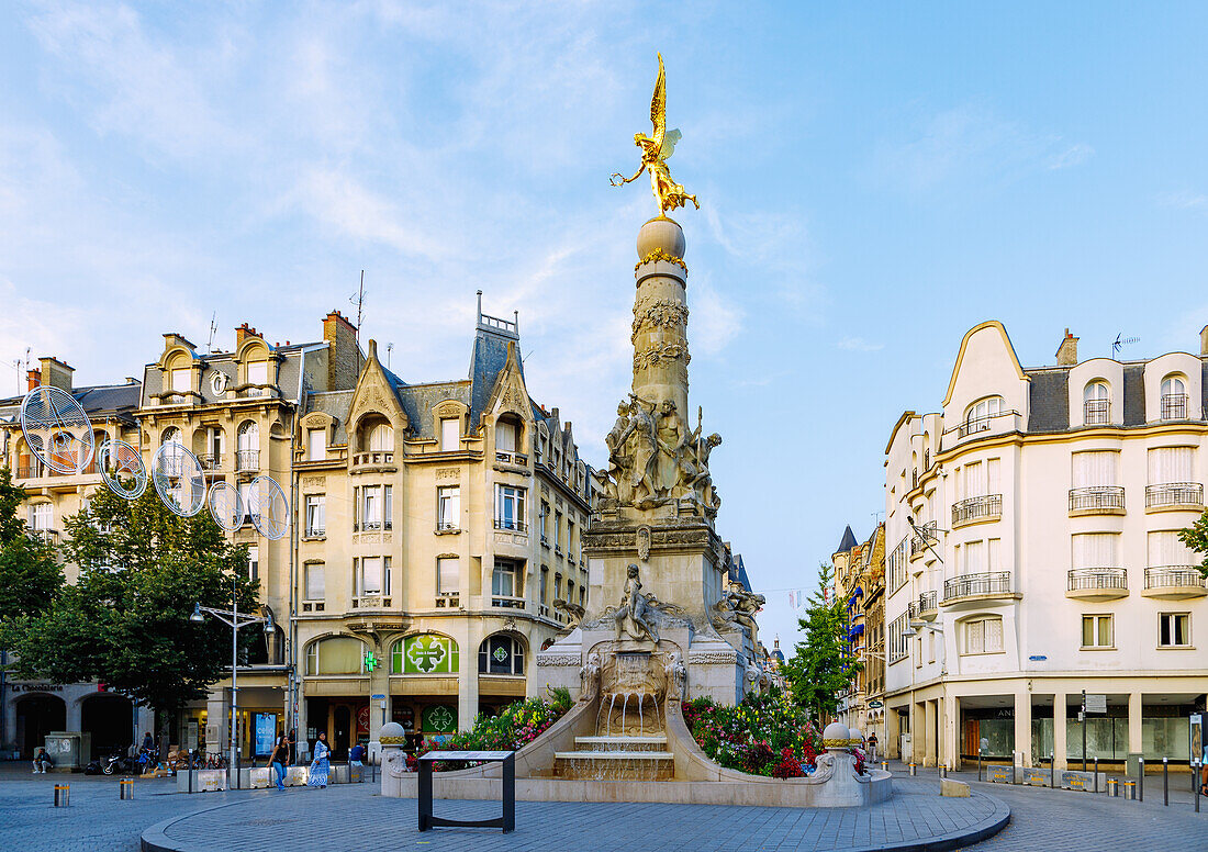 Place Drouet d'Erlon mit Fontaine La Subé in Reims und Art-Deco-Häusern in der Weinbauregion Champagne im Département Marne in der Region Grande Est in Frankreich