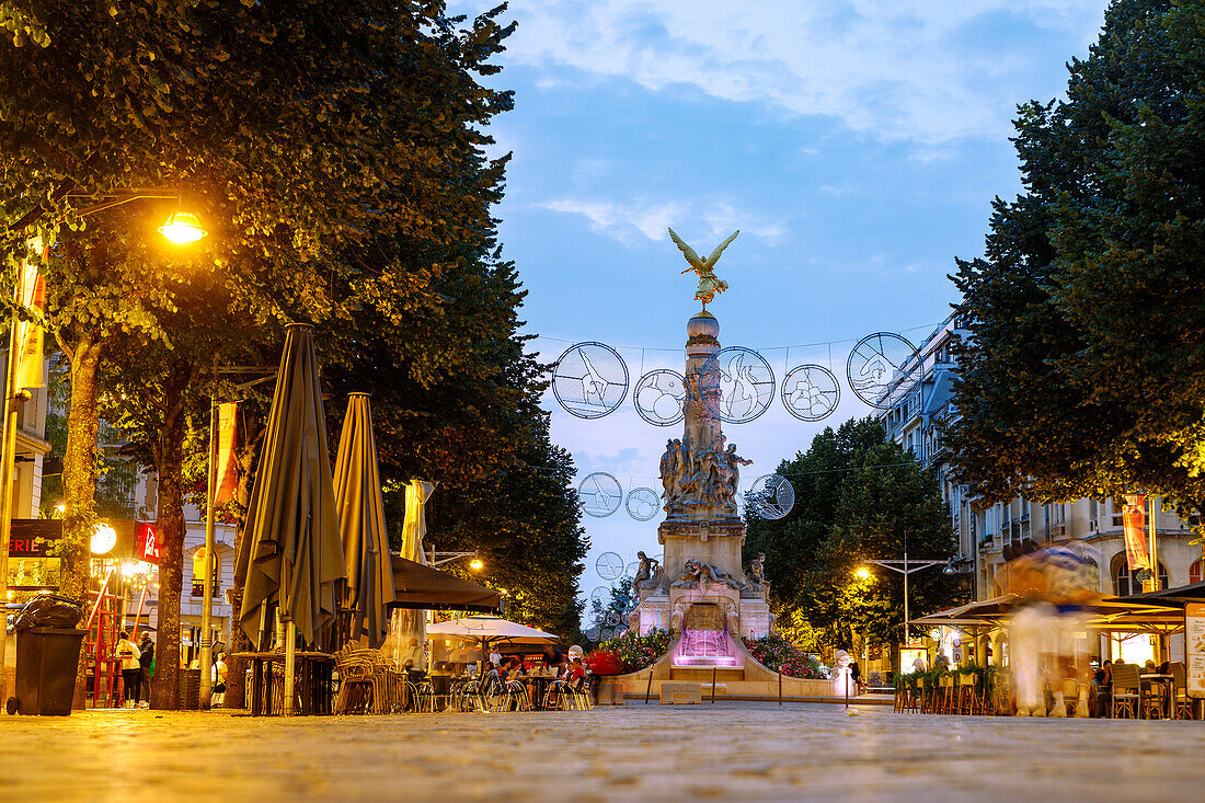  Place Drouet d&#39;Erlon with cafés, restaurants and Fontaine La Subé in Reims in the Champagne wine-growing region in the Marne department in the Grande Est region of France 