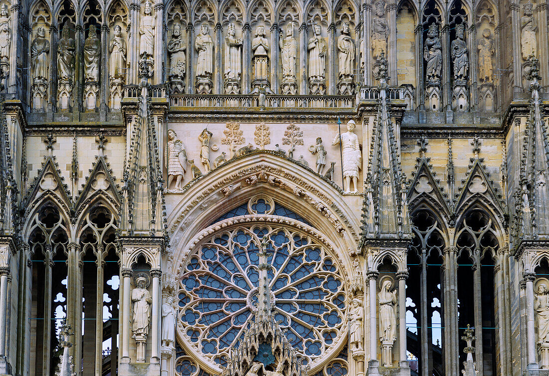 Westfassade der Kathedrale miit Rossette und Königsgalerie in Reims in der Weinbauregion Champagne im Département Marne in der Region Grande Est in Frankreich