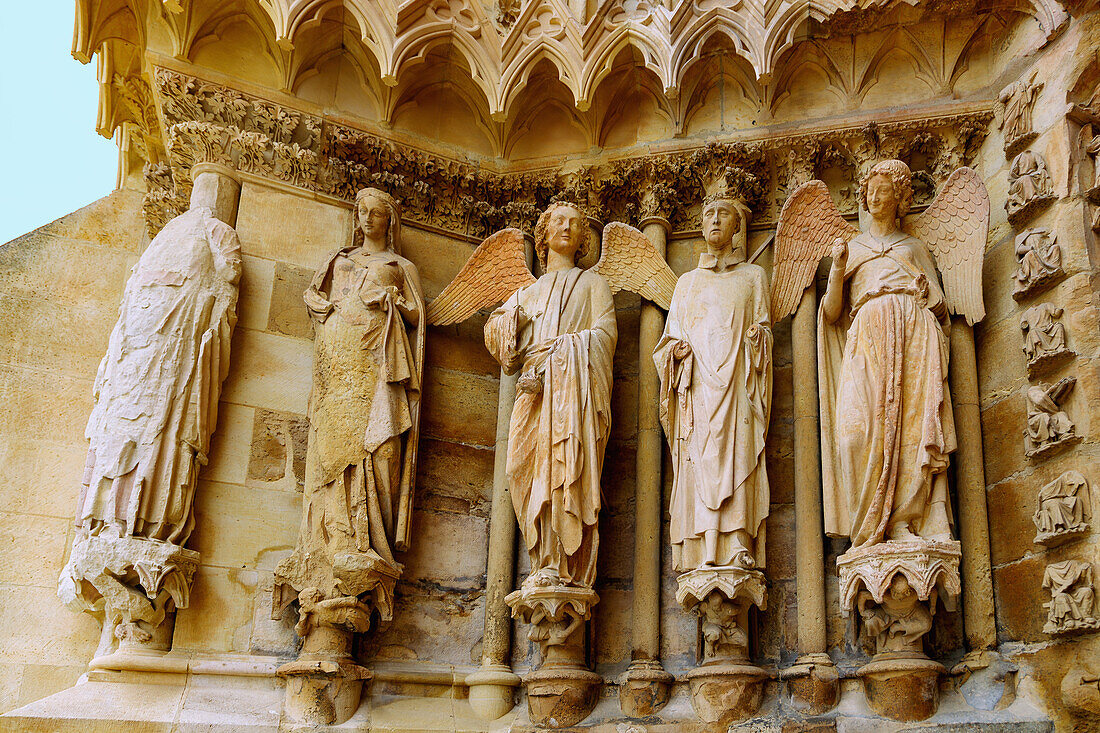  Left jamb of the left west portal with smiling angel at the cathedral with rosette and stained glass windows with depictions of kings in Reims in the wine-growing region of Champagne in the Marne department in the Grande Est region of France 