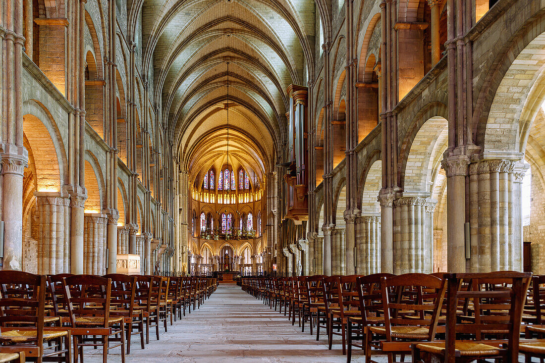 Innenraum der Basilika Saint-Remi mit Blick in den romanisch-gotischen Chor in Reims in der Weinbauregion Champagne im Département Marne in der Region Grande Est in Frankreich