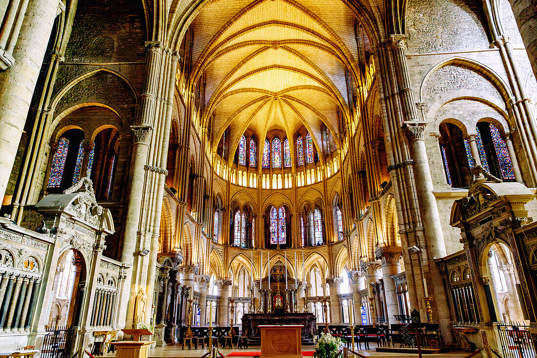  Interior of the Basilica of Saint-Remi with a view of the Romanesque-Gothic choir in Reims in the Champagne wine-growing region in the Marne department in the Grande Est region of France 