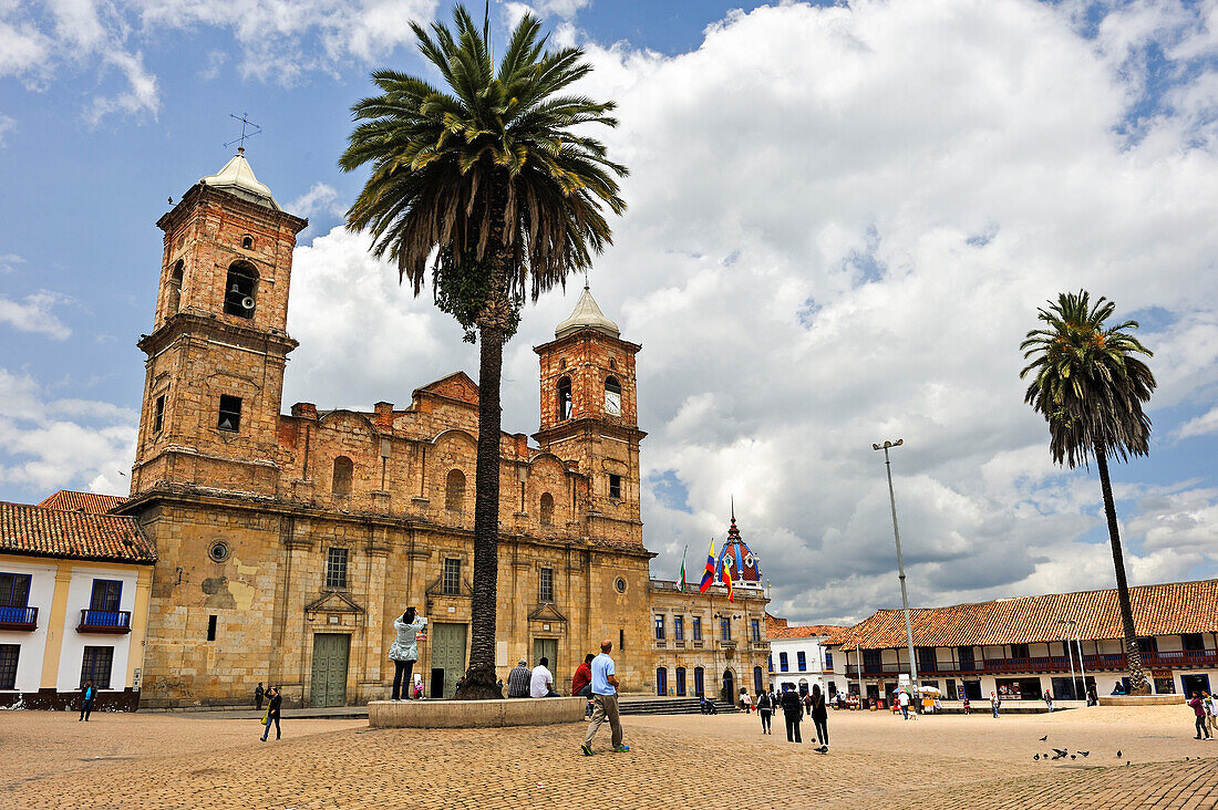 Kirche und Häuser am Plaza Central, Zipaquira, Departament Cundinamarca, bei Bogota, Kolumbien, Südamerika