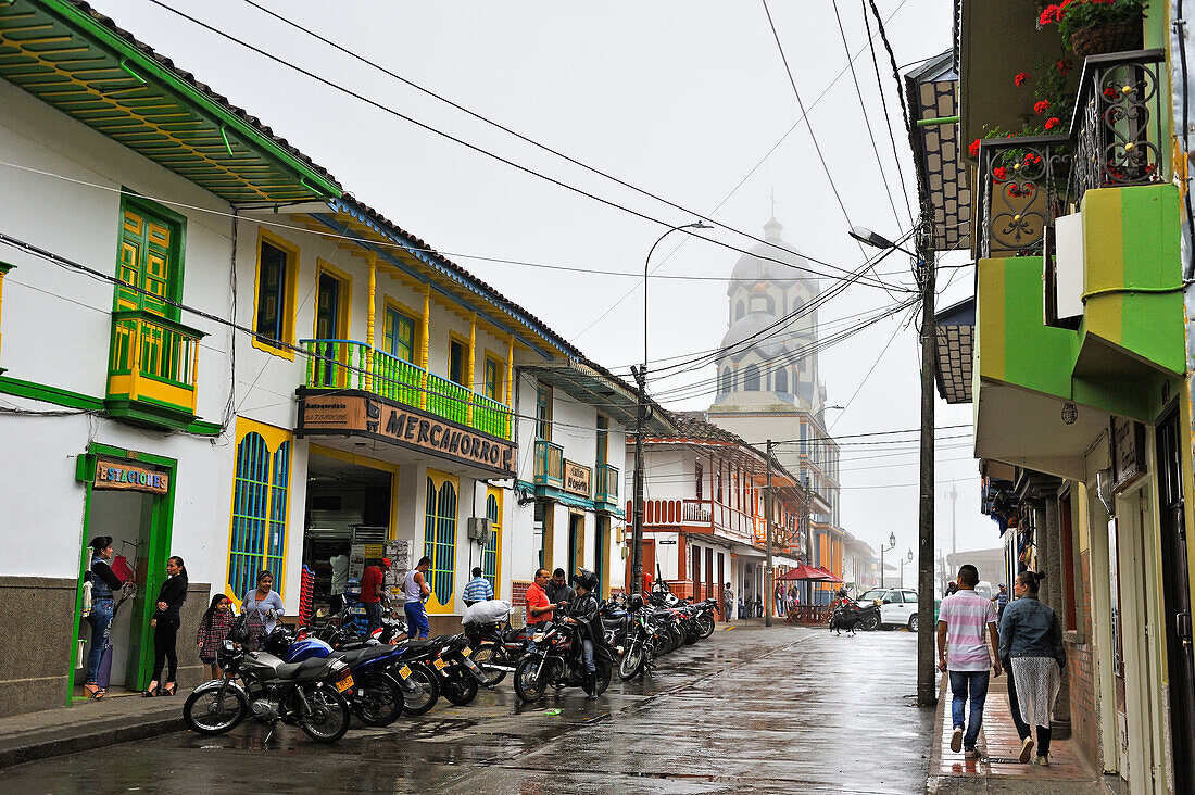 Typische Geschäfte und Straßenzug in Filandia, Gebirgsort in den Anden, Departement Quindío, Kolumbien, Südamerika