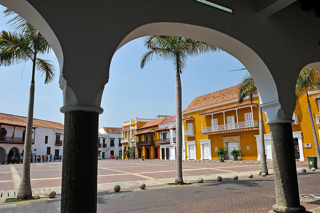 Arkaden am Plaza de la Aduana, Cartagena de Indias, Departamento Bolívar, Karibik, Kolumbien, Südamerika