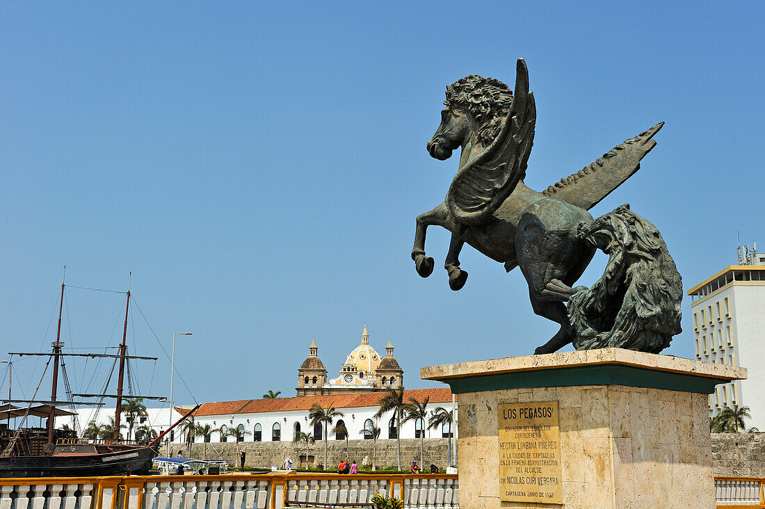 Muelle de los Pegasos, old port of Cartagena on the Bahía de las Animas, near the downtown colonial walled city, Cartagena, Colombia, South America