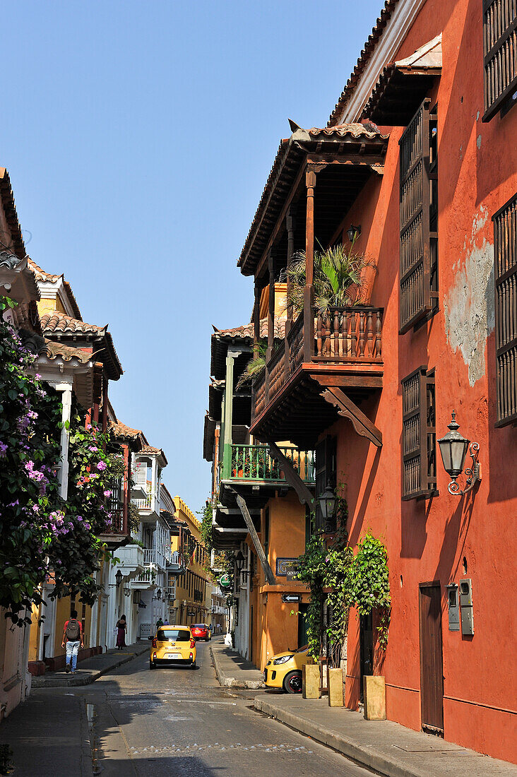 Typischer Straßenzug in der Altstadt, Cartagena de Indias, Departamento Bolívar, Karibik, Kolumbien, Südamerika