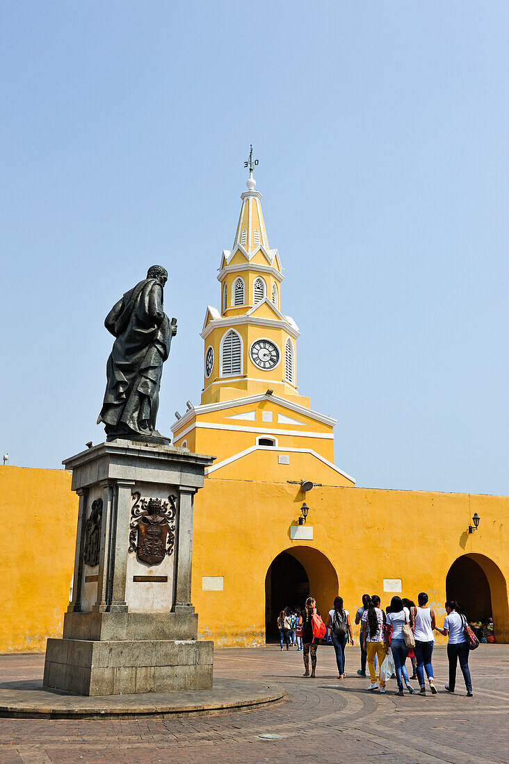 Statue Pedro de Heredia, Spanischer Eroberer, vor Uhrenturm und Stadtmauer, Plaza de los Coches, Cartagena de Indias, Departamento Bolívar, Karibik, Kolumbien, Südamerika