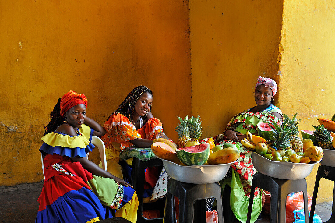 Einheimische Afro-Indigene Palenquero Frauen, Obstverkäuferinnen in der Altstadt, Cartagena de Indias, Departamento Bolívar, Karibik, Kolumbien, Südamerika