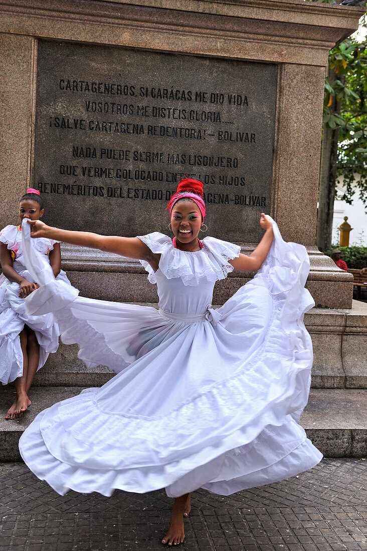 Afro-indigene Tänzerinnen am Platz Plaza Bolivar, Altstadt, Cartagena de Indias, Departamento Bolívar, Karibik, Kolumbien, Südamerika