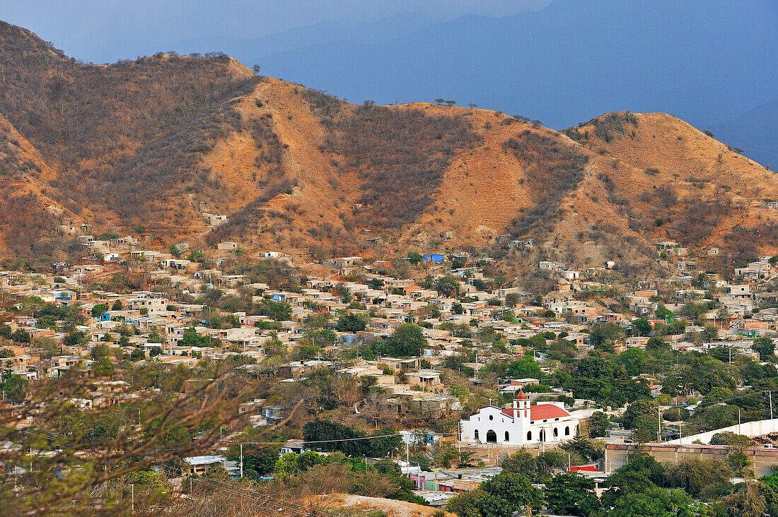 Blick auf ein Bergdorf mit moderner Kirche, bei Santa Marta, Departamento del Magdalena, Karibik, Kolumbien, Südamerika