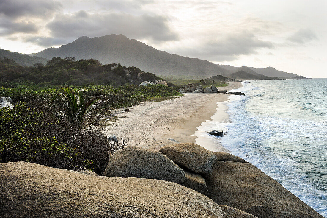 Blick auf Strand von Arrecifes, Tayrona Nationalpark (Parque Nacional Natural Tayrona), Departamento del Magdalena, Karibik, Kolumbien, Südamerika