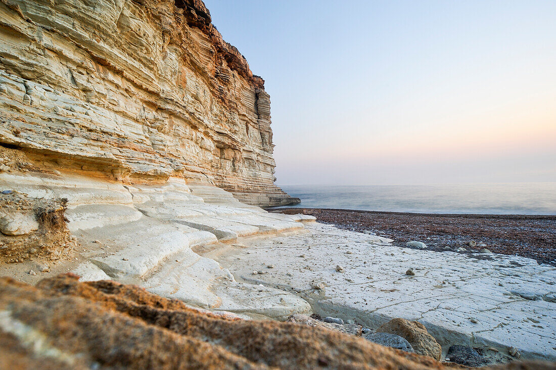 Strand entlang der Klippen rund um Kap Drepano bei Sonnenuntergang, Agios Georgios Pegeia, Westküste, Zypern, östliches Mittelmeer