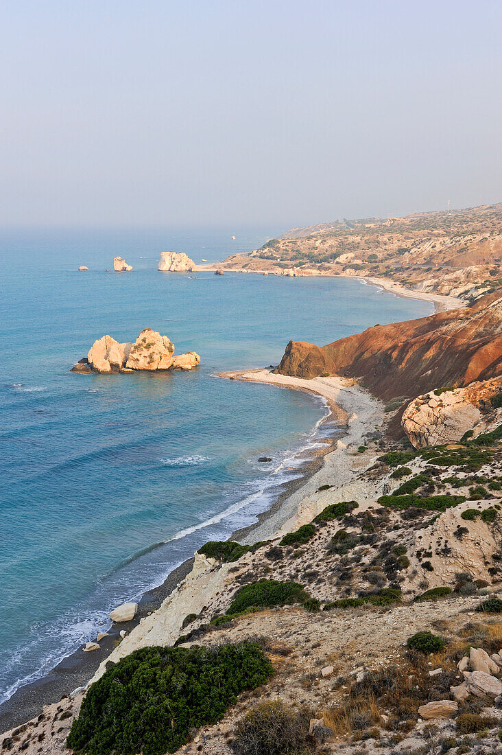 Felsen der Göttin Aphrodite 'Petra Tou Romiou' und Küstenlandschaft, Kouklia, Bezirk Paphos, Zypern, Insel im östlichen Mittelmeer, Eurasien