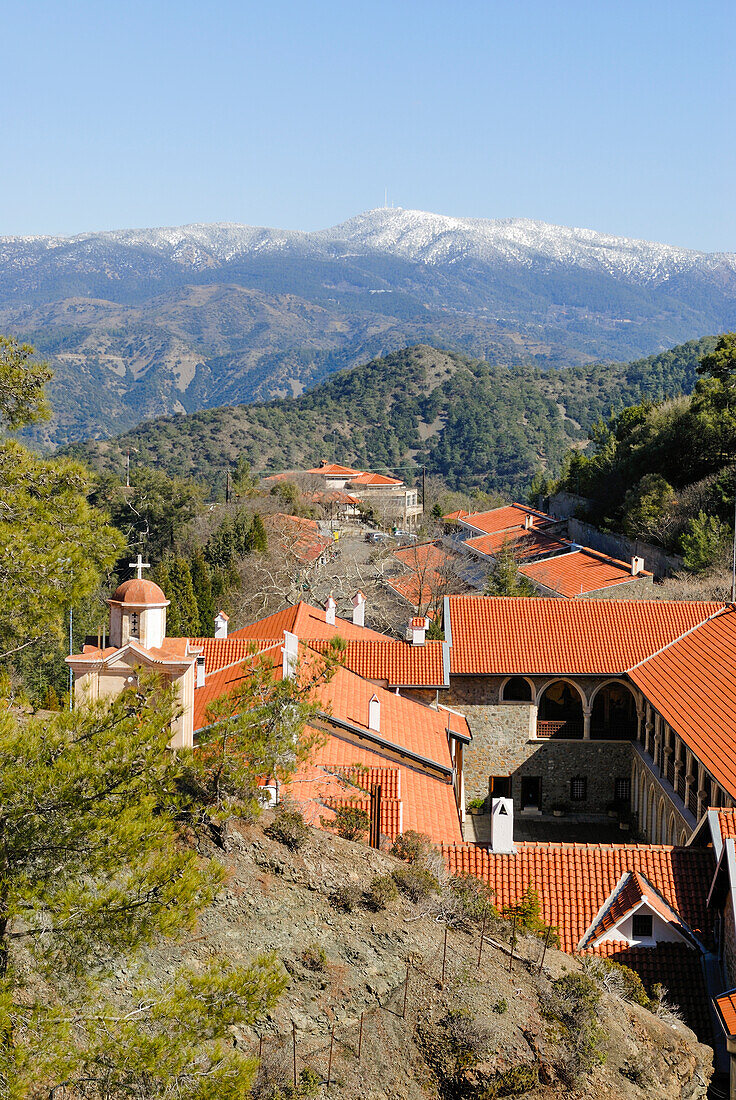 Blick auf das Kloster und Gebirge, Kloster Kykkos, bei Pedoulas, Bezirk Nikosia, Troodos-Gebirge, Zypern