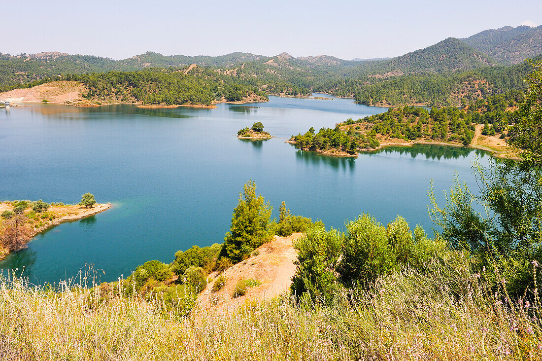 Blick auf den Kannaviou-Stausee in Berglandschaft, Bezirk Paphos, Zypern, östliches Mittelmeer