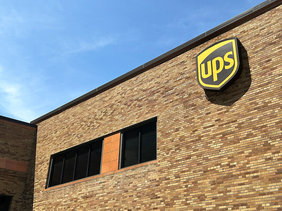  UPS-LKW-Depot, Gebäudeaußenseite, New York City, New York, USA 