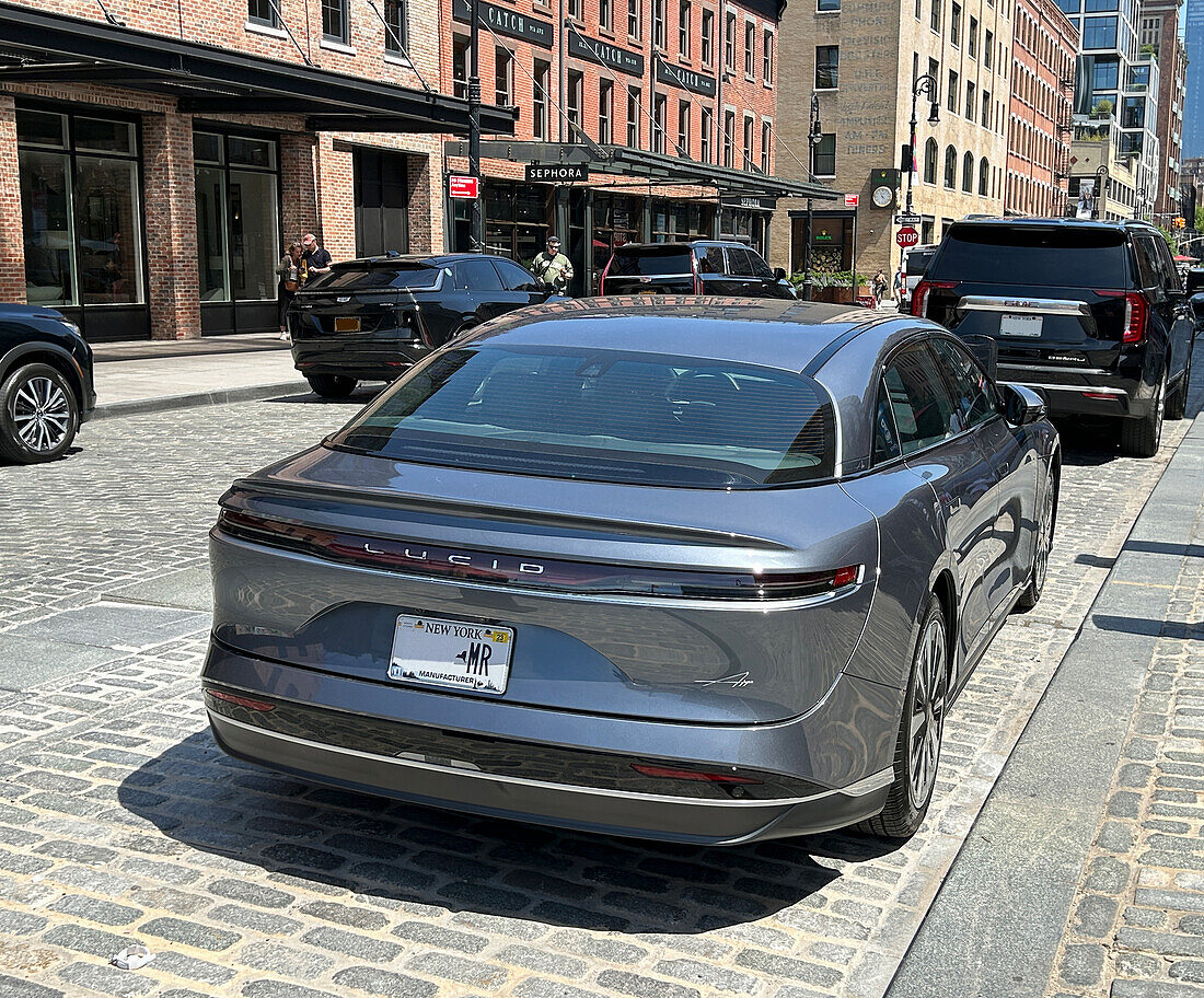  Lucid EV-Auto, Straßenszene, Meatpacking District, New York City, New York, USA 