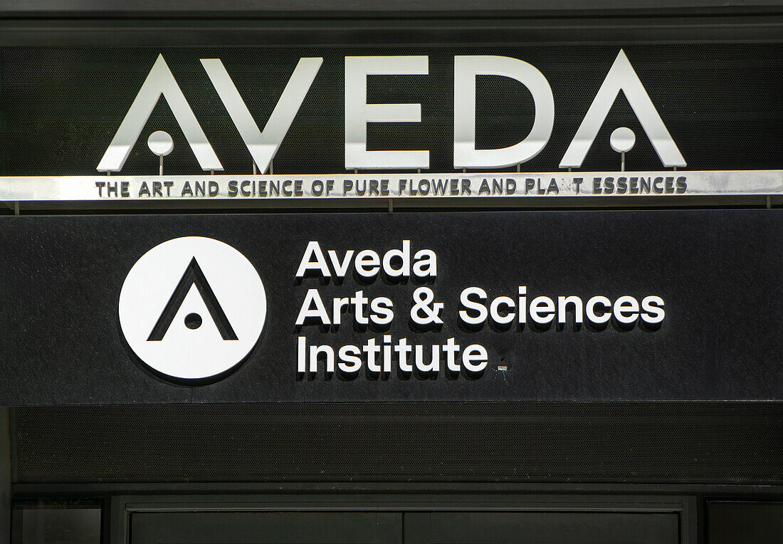  Aveda Arts and Sciences Institute, Nahaufnahme eines Gebäudeschildes, Spring Street, New York City, New York, USA 