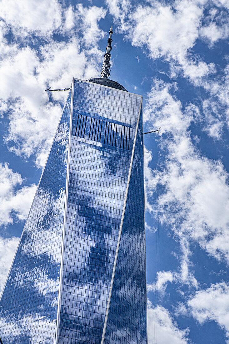  One World Trade Center, Tiefblick, Gebäudeaußenseite vor Wolken und blauem Himmel, New York City, New York, USA 