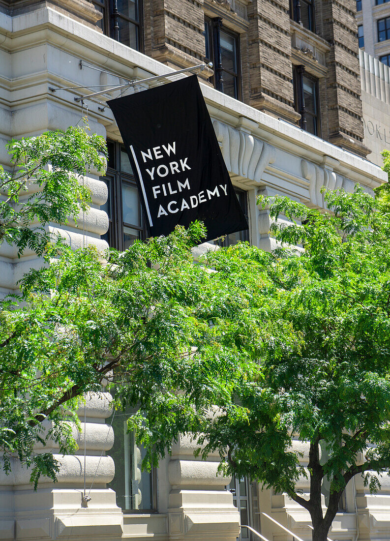  New York Film Academy, Gebäudeaußenseite mit hängendem Banner, New York City, New York, USA 