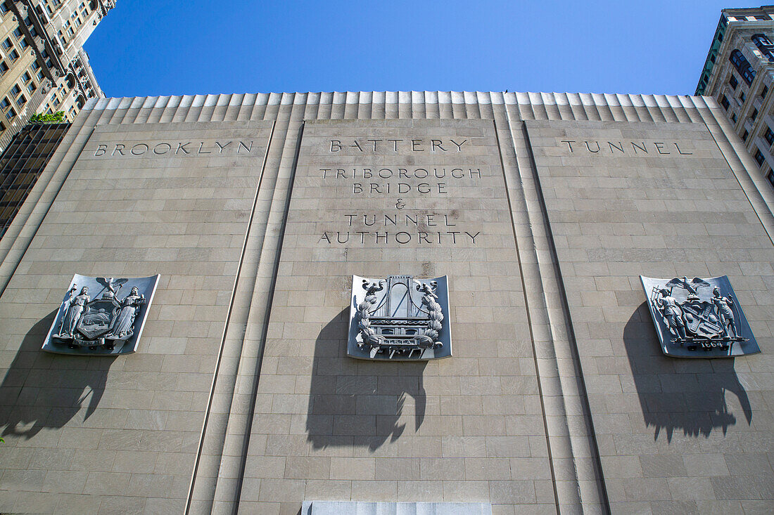  Brooklyn Battery Tunnel, Untersicht auf das monumentale Lüftungsgebäude mit Granitfassade, New York City, New York, USA 