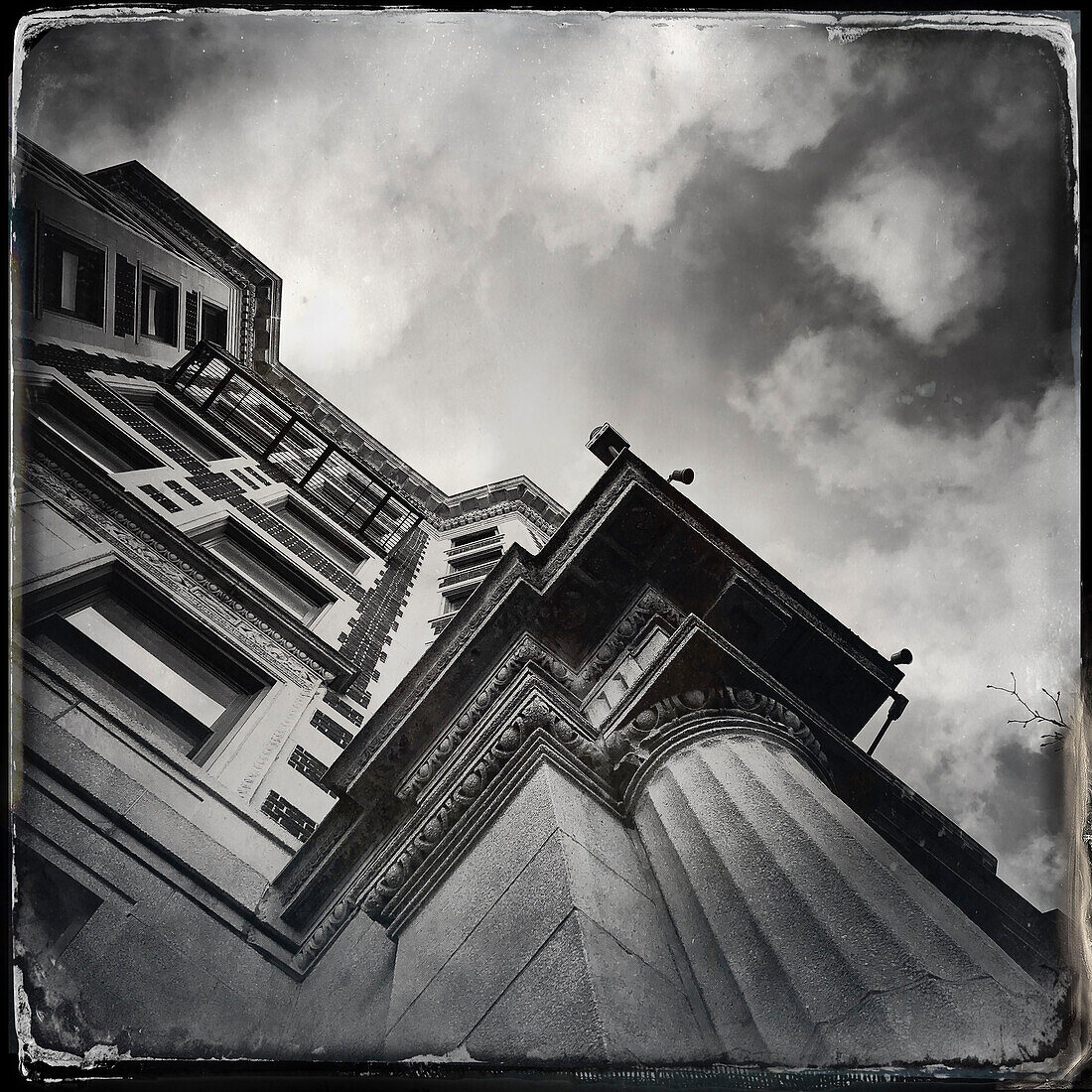  Altes Stadtgebäude außen, niedriger Blickwinkel gegen Himmel und Wolken 