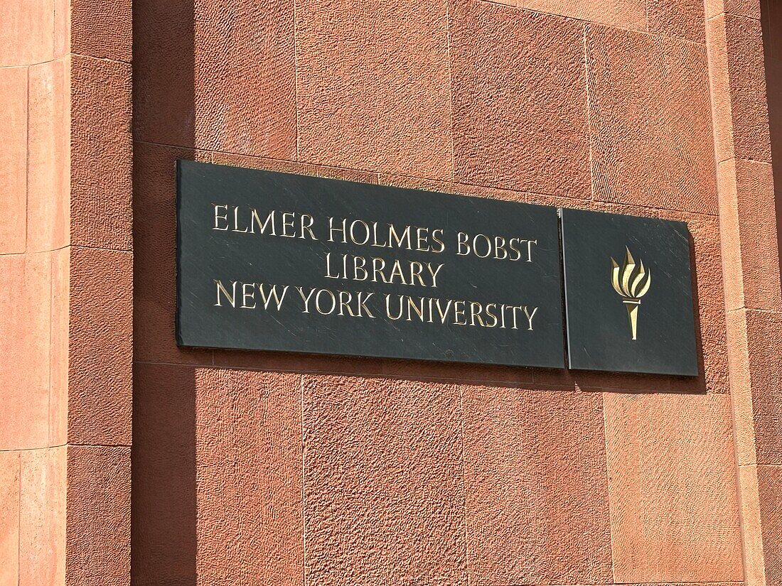  Elmer Holmes Bobst Library, New York University, Gebäudeaußenseite mit Gedenktafel, New York City, New York, USA 