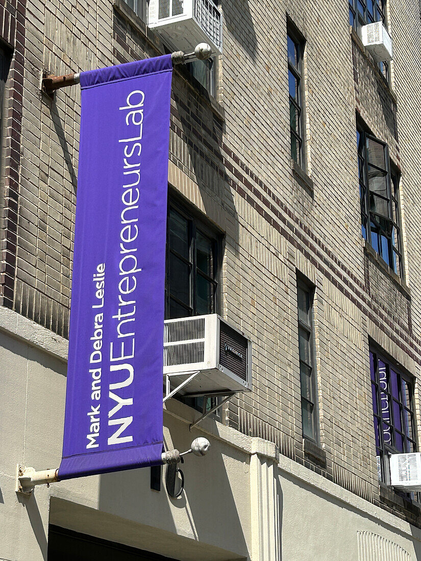  Mark und Debra Leslie NYU Entrepreneurs Lab, New York University, Gebäudeaußenseite und Banner, Greenwich Village, New York City, New York, USA 