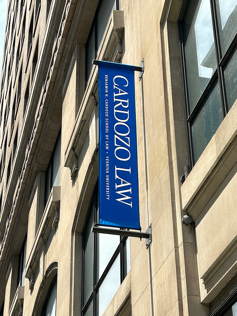  Cardozo Law, Banner außen am Gebäude, Benjaman R. Cardozo School of Law, Yeshiva University, New York City, New York, USA 