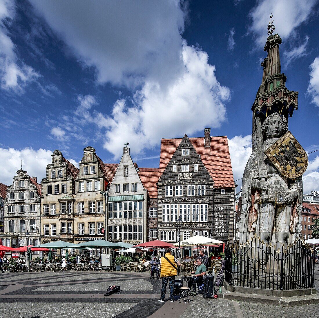  Town houses on the market square, Roland statue, Hanseatic City of Bremen, Germany 