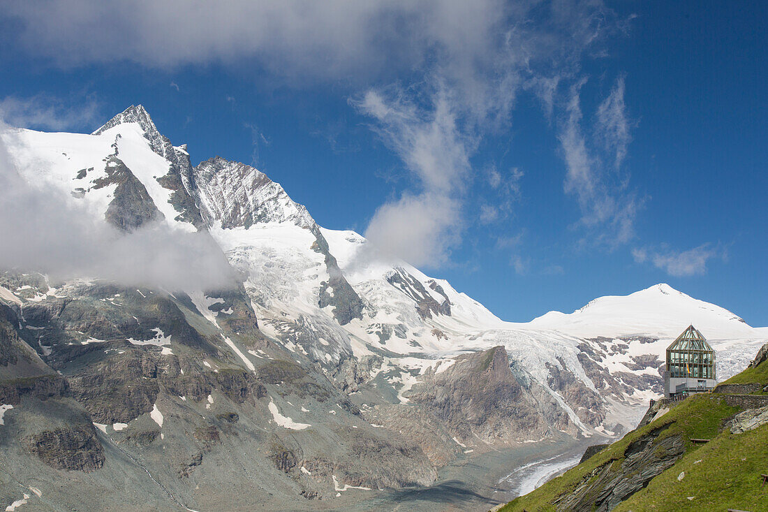 Blick auf den Grossglockner und die Wilhelm-Swarovski-Beobachtungswarte, Nationalpark Hohe Tauern, Kärnten, Österreich