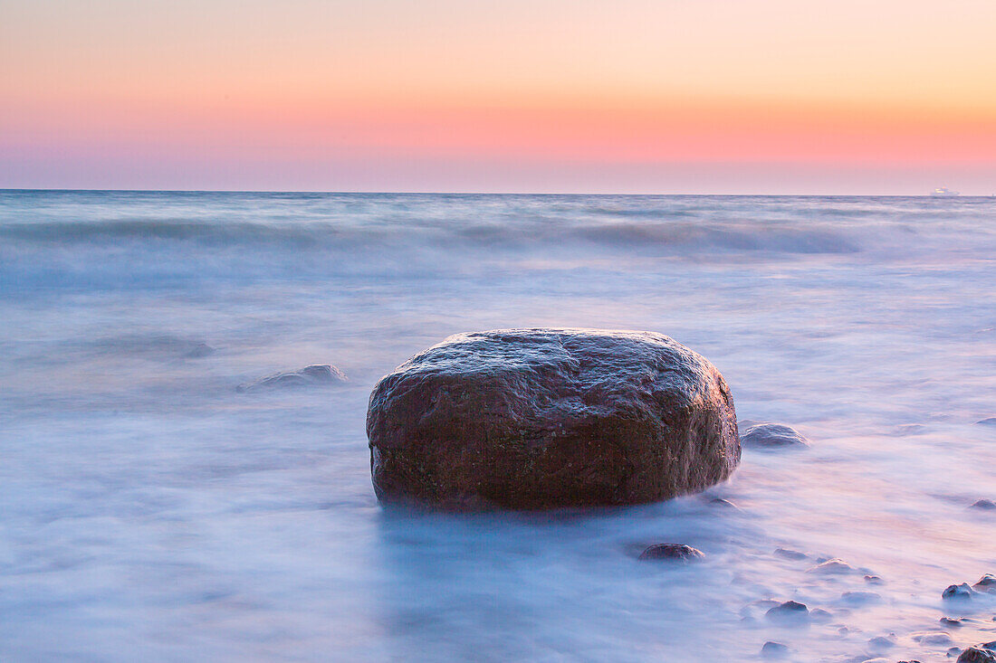 Steine zum Sonnenaufgang am Brodtener Steilufer an der Ostsee, Schleswig-Holstein, Deutschland