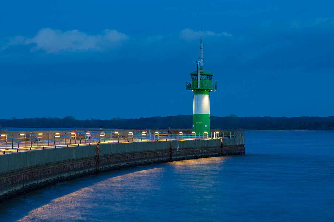 Leuchtturm auf der Mole, Travemünde, Schleswig-Holstein, Deutschland