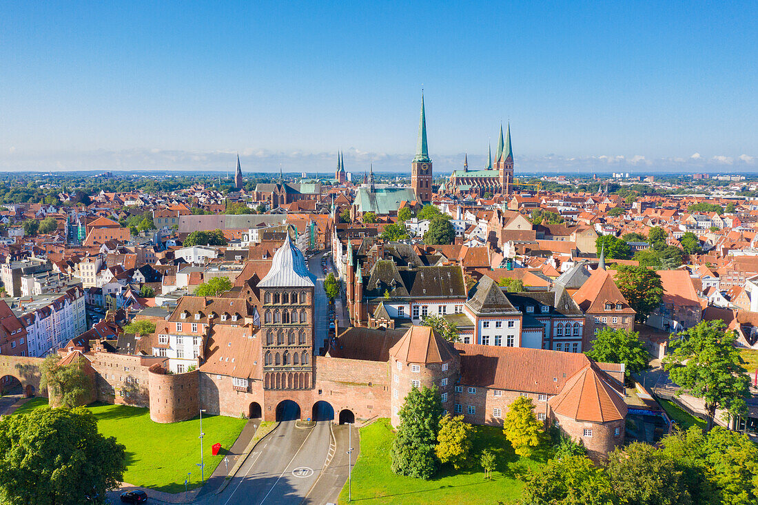 Blick auf das Burgtor und die Altsadt von Lübeck, Hansestadt Luebeck, Schleswig-Holstein, Deutschland