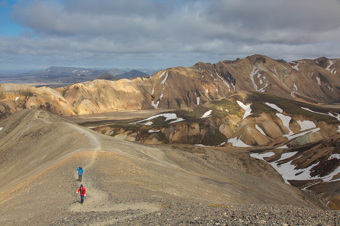  Hikers at Blahnukur volcano in Landmannalaugar, Fjallabak National Park, Sudurland, Iceland 