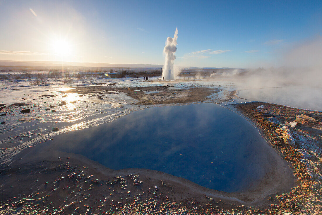 Blesiquelle und Strokkur-Geysir (Butterfass-Geysir) im Heisswassertal Haukadalur, Winter, Island