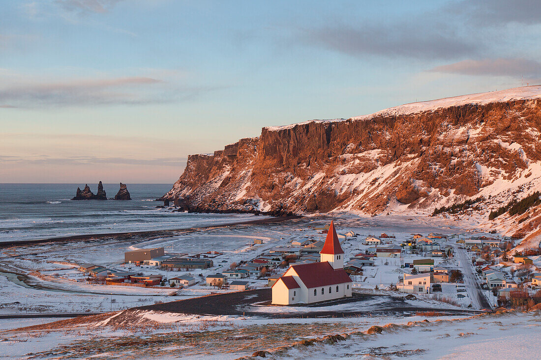 Blick auf Kirche in Vik i Myrdal, Winter, Island