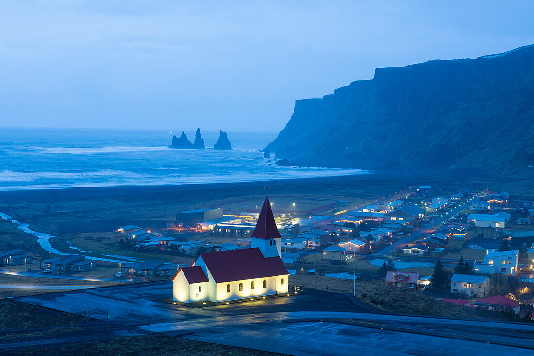 Blick auf Kirche in Vik i Myrdal, Winter, Island