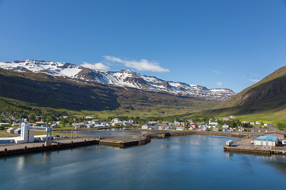 Blick auf die Ortschaft Seydisfjoerdur, Austurland, Island