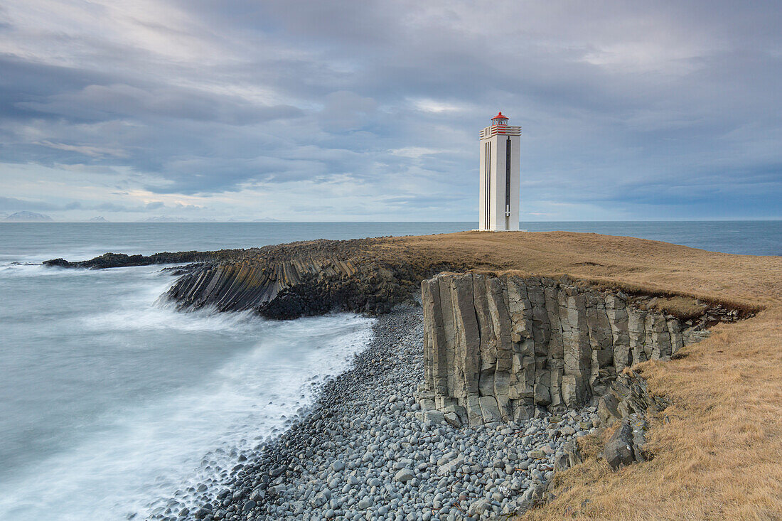 Leuchtturm Kalfshamarsvik umgeben von Basaltgestein, Halbinsel Skagi, Island