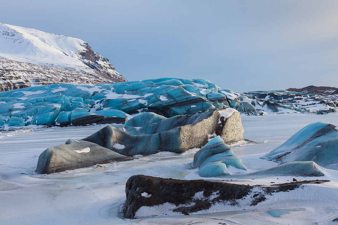 Eisformationen an der Gletscherzunge Svinafellsjoekull, Vatnajoekull-Nationalpark, Winter, Island