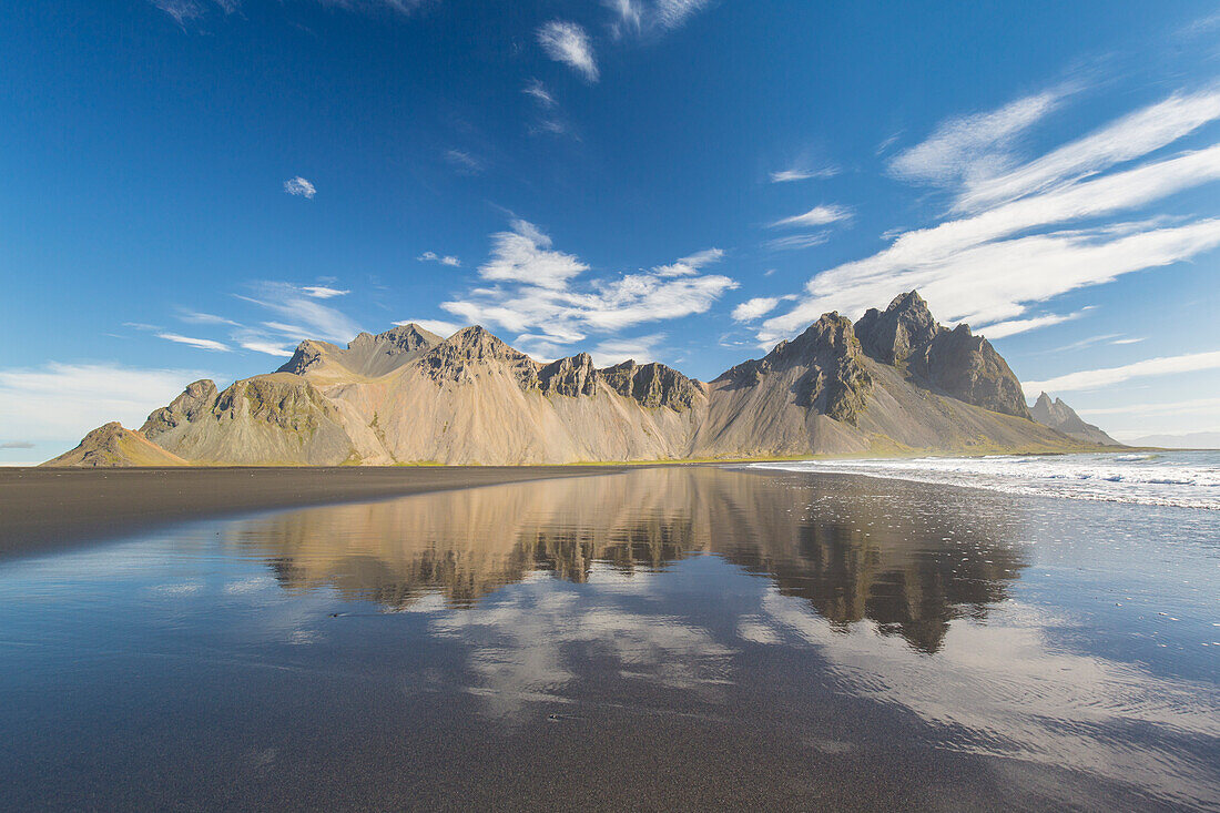  View of Vestrahorn on the Klifatindur mountain range, Stokksnes, summer, Iceland 