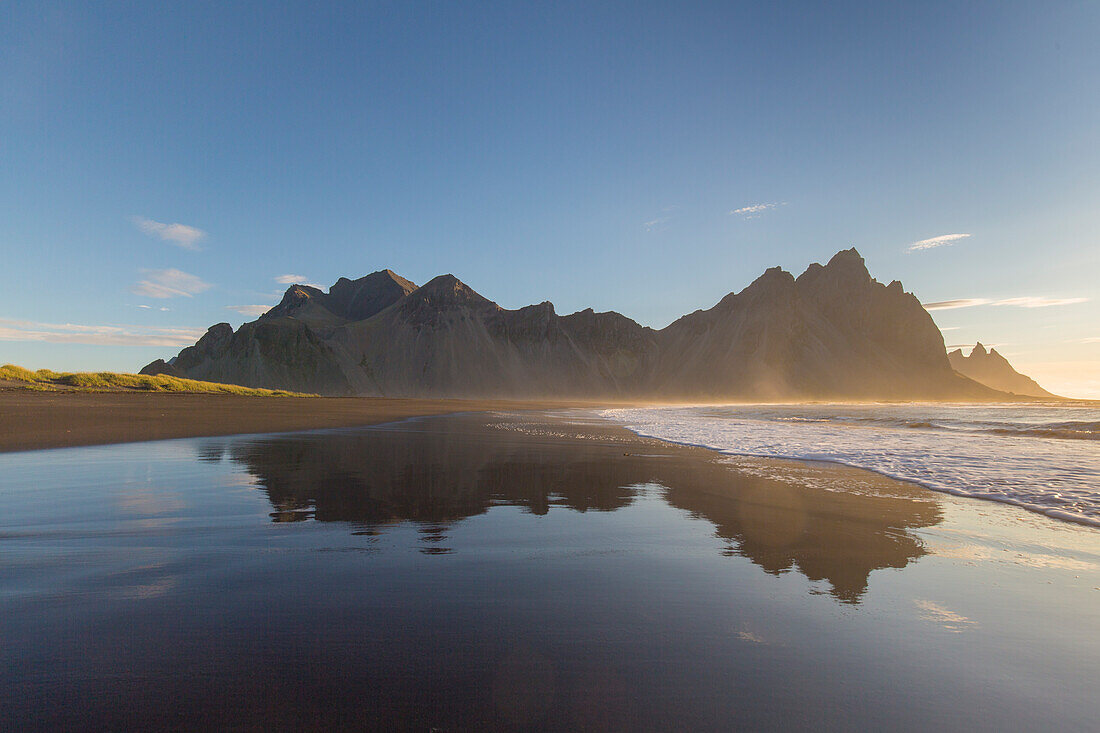 Blick auf das Vestrahorn am Bergmassiv Klifatindur, Stokksnes, Sommer, Island