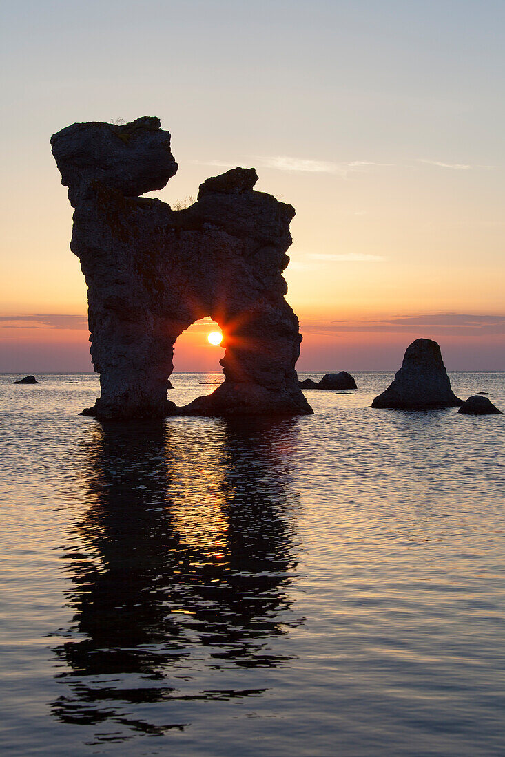 Kalksteinsäule im, Naturschutzgebiet Gamle Hamn, Insel Farö, Insel Gotland, Schweden